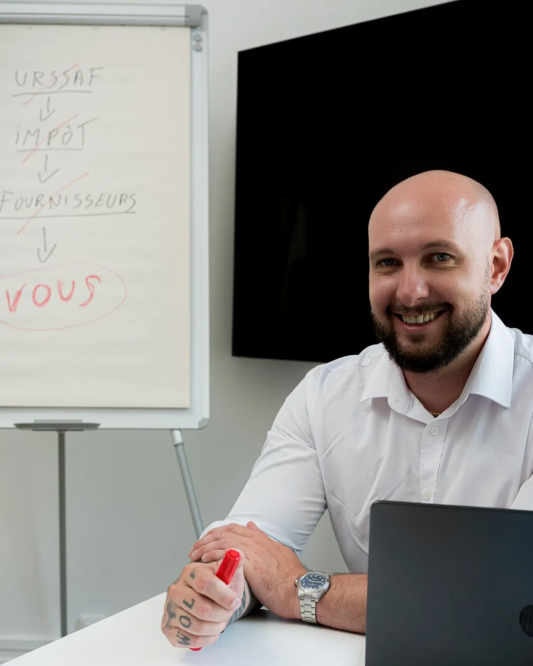 Yann Nachtrieb en entretien, souriant, face à une personne vue de dos